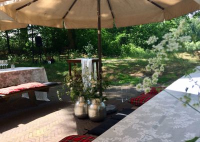 Gedekte tafel onder parasols bij Erve Beverborg