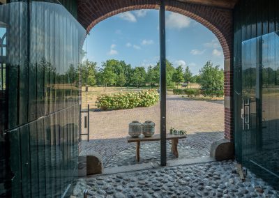 Hof te Boekelo doorkijk naar buiten.