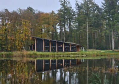 Ceremoniegebouw en het informatiecentrum van Natuurbegraafplaats Landgoed Christinalust in Enschede-zijaanzicht